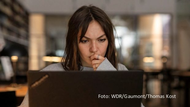 Die Preisträger des 60. Grimme-Preises stehen fest. Insgesamt 17 Auszeichnungen werden am 26. April in Marl vergeben, darunter zwei an das WDR-Drama „Nichts, was uns passiert“ mit Hauptdarstellerin Emma Nova. Als einziger privater Anbieter steht Disney+ auf der Gewinnerliste. (Foto: WDR/Gaumont/Thomas Kost)