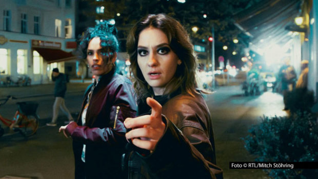 Die Entscheidungen beim 61. Grimme-Preis sind gefallen. Die Jurys haben jetzt die herausragenden Produktionen und Einzelleistungen benannt, die am 4. April geehrt werden. Gleich zwei Auszeichnungen gehen an die RTL+-Serie „Angemessen Angry“. Insgesamt werden 19 Trophäen verliehen. (Foto: RTL/Mitch Stöhring)