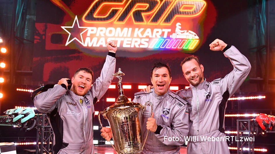 Beim gestrigen Finaltag des Live-Events „Grip – Promi Kart Masters“ auf RTLzwei waren „Dschungelkönig“ Joey Heindle, Sänger Lucas Cordalis und „Grip“-Moderator Philipp Kaess auf der Überholspur. Sie sicherten sich nach einer spannenden Verfolgungsjagd den Siegerpokal. (Foto: RTLzwei/Willi Weber)