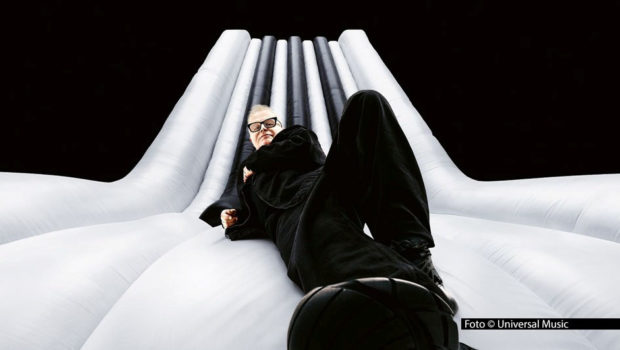 Schon vor 30 Jahren veröffentlichte Herbert Grönemeyer ein erfolgreiches Album mit Akustik-Versionen seiner Songs. Nun legt er die Fortsetzung unter dem Titel „Unplugged 2 – Von allem anders“ vor. Am 17. Oktober erscheint das neue Werk auf CD und Doppel-LP. Foto © Universal Music