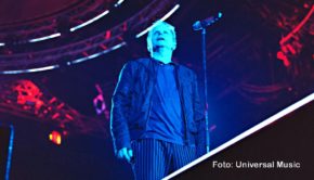 Herbert Grönemeyer kommt am 31. August mit einem „Mensch“-Konzert ins Kino. Ein bild- und klangtechnisch neu bearbeiteter Live-Mitschnitt von 2003 läuft in mehr als 30 Städten. Anlass ist der 20. Jahrestag der Veröffentlichung von „Mensch“, seinem bis dato erfolgreichsten Album. (Foto: Universal Music)