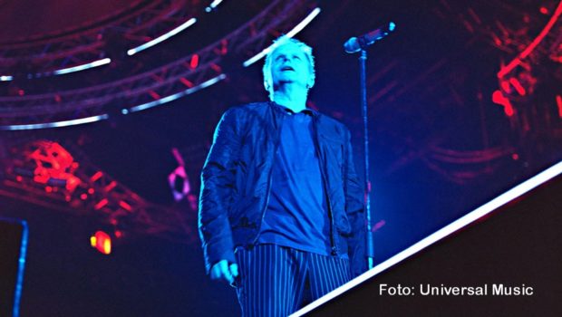 Herbert Grönemeyer kommt am 31. August mit einem „Mensch“-Konzert ins Kino. Ein bild- und klangtechnisch neu bearbeiteter Live-Mitschnitt von 2003 läuft in mehr als 30 Städten. Anlass ist der 20. Jahrestag der Veröffentlichung von „Mensch“, seinem bis dato erfolgreichsten Album. (Foto: Universal Music)