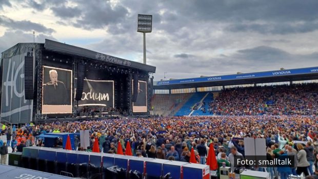 An vier Abenden im ausverkauften Vonovia Ruhrstadion in Bochum beendete Herbert Grönemeyer die kurze Open-Air-Tournee zum 40. Jubiläum seines bahnbrechenden Albums „4630 Bochum“. Aktuell wird er mit dem Erfolgs-Longplayer wieder auf Platz 3 der deutschen Charts notiert. (Foto: smalltalk)