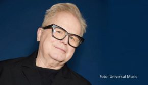 Herbert Grönemeyers Sommermärchen-Hymne ist wieder da – und zwar ganz oben: $oho Banis brandneue Version von „Zeit, dass sich was dreht“ eroberte 18 Jahre nach der Originalveröffentlichung des Platin-Hits die Pole Position der Offiziellen Deutschen Charts. (Foto: Universal Music)