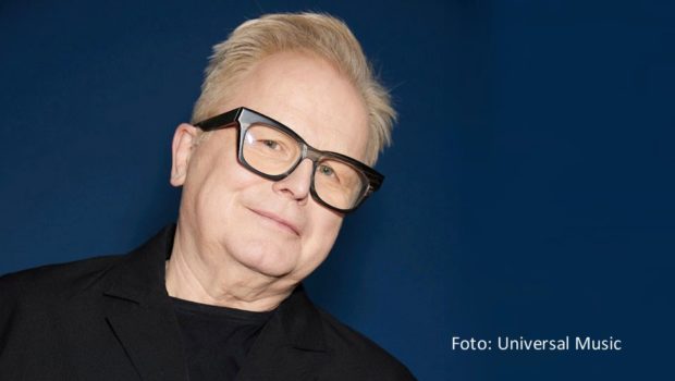 Herbert Grönemeyers Sommermärchen-Hymne ist wieder da – und zwar ganz oben: $oho Banis brandneue Version von „Zeit, dass sich was dreht“ eroberte 18 Jahre nach der Originalveröffentlichung des Platin-Hits die Pole Position der Offiziellen Deutschen Charts. (Foto: Universal Music)