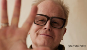 Die zweite Vorab-Single zu Herbert Grönemeyers neuem Album „Das ist los“ ist gerade erschienen. Zur Veröffentlichung des Longplayers im Frühjahr 2023 wird es zudem ein Kochbuch mit Rezepten von Lorena Autuori geben. Die Spitzenköchin spielte bei den ersten Album-Sessions eine ganz besondere Rolle. (Foto: Victor Pattyn)