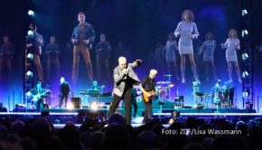 Mit einer Stadionshow auf Schalke, die noch in diesem Monat als Mitschnitt bei 3sat ausgestrahlt wird, ging vor wenigen Wochen die diesjährige Tournee von Herbert Grönemeyer zu Ende. Nun kündigt der Musiker für 2024 zwei große Konzerte zum 40. Jubiläum des Albums „4630 Bochum“ an. (Foto: ZDF/Lisa Wassmann)