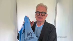 Zur neuen DFB-Pokalsaison hat der Fußball-Bundesligist VfL Bochum einen prominenten Sponsor für den Ärmel seines Sondertrikots gewonnen. Musiker und VfL-Ehrenmitglied Herbert Grönemeyer erinnert mit dem Aufdruck an das 40. Jubiläum seines Erfolgsalbums „4630 Bochum“. (Foto: Instagram)