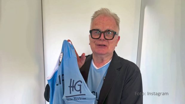 Zur neuen DFB-Pokalsaison hat der Fußball-Bundesligist VfL Bochum einen prominenten Sponsor für den Ärmel seines Sondertrikots gewonnen. Musiker und VfL-Ehrenmitglied Herbert Grönemeyer erinnert mit dem Aufdruck an das 40. Jubiläum seines Erfolgsalbums „4630 Bochum“. (Foto: Instagram)