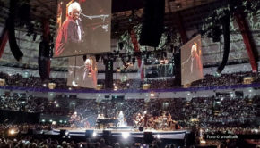 Weit mehr als zweieinhalb Stunden stand Herbert Grönemeyer mitsamt Band, Chor und Orchestermusikern beim Auftakt der „mittendrin – akustisch“-Konzertreihe in der Dortmunder Westfalenhalle auf der Bühne. Insgesamt spielt er dort fünf Shows und zwei weitere in Berlin. Foto © smalltalk