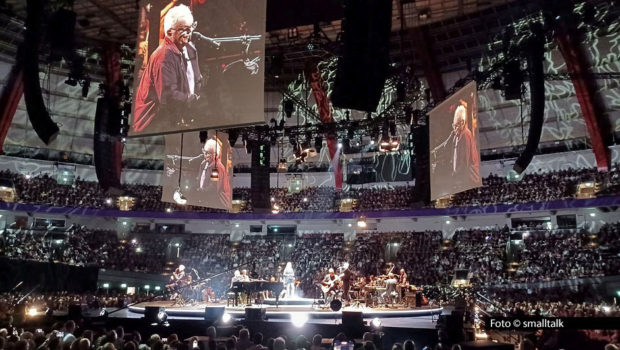 Weit mehr als zweieinhalb Stunden stand Herbert Grönemeyer mitsamt Band, Chor und Orchestermusikern beim Auftakt der „mittendrin – akustisch“-Konzertreihe in der Dortmunder Westfalenhalle auf der Bühne. Insgesamt spielt er dort fünf Shows und zwei weitere in Berlin. Foto © smalltalk