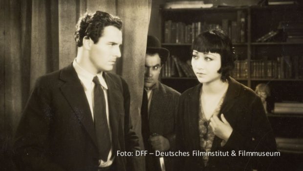 Zum mittlerweile 39. Mal wird der Arkadenhof der Bonner Universität zum Schauplatz der Internationalen Stummfilmtage. Zum Auftakt am 10. August feiert die neu restaurierte Fassung von „Großstadtschmetterling“ mit Hollywood-Star Anna May Wong ihre Weltpremiere. (Foto: DFF – Deutsches Filminstitut & Filmmuseum)