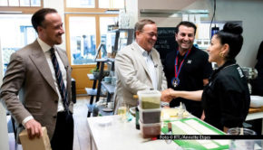 In Aachen stellen sich Spitzenköchin Elif Oskan und ihr Kollege Ali Güngörmüs am 18. Januar dem kulinarischen Wettbewerb im Vox-Lieferservice. Bei „Güngörmüs und Oskan liefern ab!“ erhalten sie auch prominenten Besuch: CDU-Politiker Armin Laschet und sein Sohn Joe geben eine Bestellung ab. Foto © RTL/Annette Etges