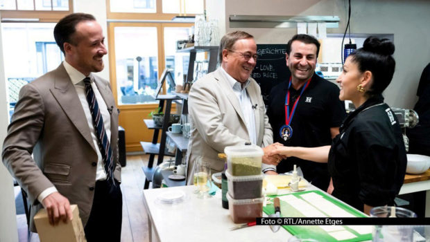 In Aachen stellen sich Spitzenköchin Elif Oskan und ihr Kollege Ali Güngörmüs am 18. Januar dem kulinarischen Wettbewerb im Vox-Lieferservice. Bei „Güngörmüs und Oskan liefern ab!“ erhalten sie auch prominenten Besuch: CDU-Politiker Armin Laschet und sein Sohn Joe geben eine Bestellung ab. Foto © RTL/Annette Etges