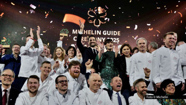 Erstmals seit 2009 hat der „Guide Michelin“ wieder eine eigene Ausgabe für Österreich veröffentlicht. Im „Hangar 7“ am Salzburger Flughafen wurden die 82 darin ausgezeichneten Sterne-Restaurants vorgestellt. In der österreichische Sterne-Liga kochen demnach u.a. prominente Namen wie Juan Amador, Alexander Kumptner und Konstantin Filippou. (Foto: Michelin)