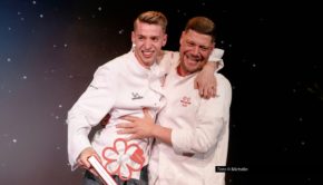 Am 31. Oktober laden Matze Knop und Kim Fisher zu einer neuen Ausgabe von „Riverboat“ im MDR ein. Diesmal begrüßt das Moderationsduo unter anderem die Spitzenköche Robin Pietsch und Luis Hendricks, die gemeinsam im einzigen Sternerestaurant Sachsen-Anhalts arbeiten. Foto © Michelin