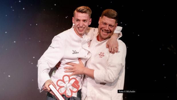 Am 31. Oktober laden Matze Knop und Kim Fisher zu einer neuen Ausgabe von „Riverboat“ im MDR ein. Diesmal begrüßt das Moderationsduo unter anderem die Spitzenköche Robin Pietsch und Luis Hendricks, die gemeinsam im einzigen Sternerestaurant Sachsen-Anhalts arbeiten. Foto © Michelin