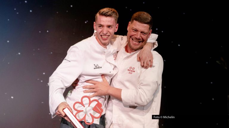 Am 31. Oktober laden Matze Knop und Kim Fisher zu einer neuen Ausgabe von „Riverboat“ im MDR ein. Diesmal begrüßt das Moderationsduo unter anderem die Spitzenköche Robin Pietsch und Luis Hendricks, die gemeinsam im einzigen Sternerestaurant Sachsen-Anhalts arbeiten. Foto © Michelin