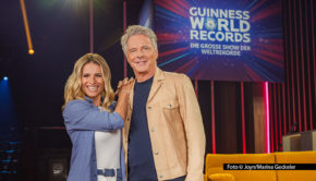 An diesem Wochenende läuft in Sat.1 und bei Joyn „Guinness World Records – Die große Show der Weltrekorde“ im Doppelpack. An zwei aufeinander folgenden Abenden präsentiert das Moderationsduo Michelle Hunziker und Jörg Pilawa über 20 Rekordversuche. Foto © Joyn/Marina Geckeler