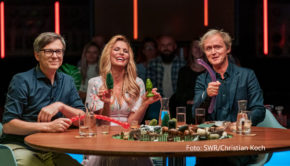 Ist das für eigentlich für den Mensch oder doch für Hunde? Diese Frage stellen sich Sonya Kraus und Ralph Caspers in einer neuen Ausgabe „Gute Unterhaltung“. Gemeinsam mit Gastgeber Pierre M. Krause erraten sie, welche skurrilen Gadgets tatsächlich für die beliebten Vierbeiner existieren. (Foto: SWR/Christian Koch)