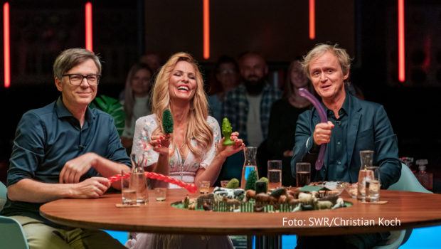 Ist das für eigentlich für den Mensch oder doch für Hunde? Diese Frage stellen sich Sonya Kraus und Ralph Caspers in einer neuen Ausgabe „Gute Unterhaltung“. Gemeinsam mit Gastgeber Pierre M. Krause erraten sie, welche skurrilen Gadgets tatsächlich für die beliebten Vierbeiner existieren. (Foto: SWR/Christian Koch)