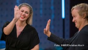 „Gute Unterhaltung“, aber auch kritische Gedanken zu Hatespeech und sexueller Belästigung im Internet stehen beim Besuch von Moderatorin Ruth Moschner in der SWR-Talkshow von Pierre M. Krause auf der Agenda. Mit dabei sind auch Till Reiners und Samira El Ouassil. (Foto: SWR/Christian Koch)