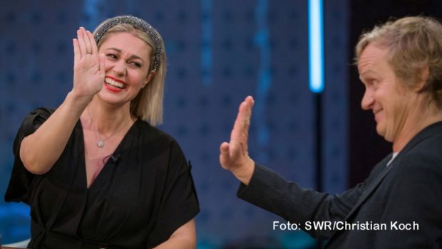 „Gute Unterhaltung“, aber auch kritische Gedanken zu Hatespeech und sexueller Belästigung im Internet stehen beim Besuch von Moderatorin Ruth Moschner in der SWR-Talkshow von Pierre M. Krause auf der Agenda. Mit dabei sind auch Till Reiners und Samira El Ouassil. (Foto: SWR/Christian Koch)