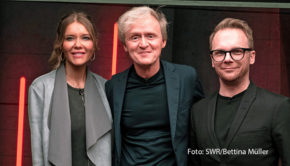 In der neuesten Ausgabe der SWR-Show „Gute Unterhaltung“ am 14. Juni übernehmen Comedian Ralf Schmitz und Moderatorin Laura Karasek kurzerhand das Ruder und überraschen Gastgeber Pierre M. Krause mit unerwarteten Gästen und Herausforderungen. (Foto: SWR/Bettina Müller)