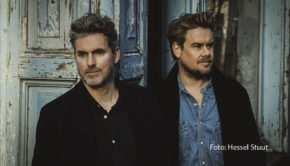 Popmusik kann erfolgreich sein, ohne dass gleich Rabatz gemacht werden muss. Das zeigt die Band HAEVN aus den Niederlanden recht eindrucksvoll. In der vergangenen Woche erschien ihr neues Album „Wide Awake“ – und landete als am höchsten platzierte heimische Neuveröffentlichung in den niederländischen Charts. In Deutschland gab das „dynamische Kollektiv“ (HAEVN über HAEVN) nun sein Charts-Debüt. Gerade waren der Gitarrist und Sänger Marijn van der Meer, Keyboarder Jorrit Kleijnen und ihre Mitstreiter für vier zum Teil ausverkaufte Shows in Hamburg, Berlin, Leipzig und Köln unterwegs. Doch was ist dran an den sympathischen Holländern, deren sensibler, ruhiger Sound langsam aber sicher Menschen in ganz Europa begeistert? Eine musikalische Antwort geben HAEVN selbst am morgigen 29. Oktober im morgendlichen ZDF-„MoMa Café“. Zum Kennenlernen gibt’s hier schon mal ein exklusives smalltalk-Interview. (Foto: Hessel Stuut)