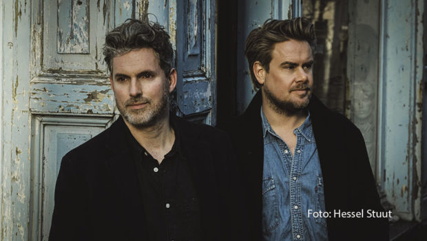 Popmusik kann erfolgreich sein, ohne dass gleich Rabatz gemacht werden muss. Das zeigt die Band HAEVN aus den Niederlanden recht eindrucksvoll. In der vergangenen Woche erschien ihr neues Album „Wide Awake“ – und landete als am höchsten platzierte heimische Neuveröffentlichung in den niederländischen Charts. In Deutschland gab das „dynamische Kollektiv“ (HAEVN über HAEVN) nun sein Charts-Debüt. Gerade waren der Gitarrist und Sänger Marijn van der Meer, Keyboarder Jorrit Kleijnen und ihre Mitstreiter für vier zum Teil ausverkaufte Shows in Hamburg, Berlin, Leipzig und Köln unterwegs. Doch was ist dran an den sympathischen Holländern, deren sensibler, ruhiger Sound langsam aber sicher Menschen in ganz Europa begeistert? Eine musikalische Antwort geben HAEVN selbst am morgigen 29. Oktober im morgendlichen ZDF-„MoMa Café“. Zum Kennenlernen gibt’s hier schon mal ein exklusives smalltalk-Interview. (Foto: Hessel Stuut)