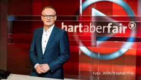 Der Start der Fußball-WM in Katar steht unmittelbar bevor. In seiner letzten „Hart aber fair“-Sendung diskutiert Moderator Frank Plasberg am heutigen 14. November u.a. mit Innenministerin Nancy Faeser und Ex-Profi Thomas Hitzlsperger über das überaus umstrittene Turnier. (Foto: WDR/Stephan Pick)