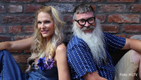 In der HGTV-Reihe „Haus des Jahres: Deutschland“ suchen Innenarchitektin Eva Brenner und der Set- und Interior-Designer Guido Heinz Frinken ab dem 12. Dezember wieder das schönste Haus des Landes. Unterstützt werden sie dabei von Moderatorin Sonya Kraus. (Foto: HGTV)