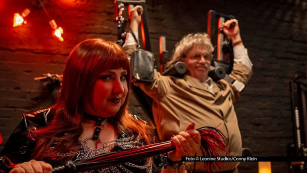 Für fast 200.000 Besucherinnen und Besucher stand am Wochenende ein fesselndes Kinoerlebnis mit Entertainer Hape Kerkeling und Berlinale-Gewinnerin Meltem Kaptan auf dem Programm. „Horst Schlämmer sucht das Glück“ zählt damit zu den erfolgreichsten Kinostarts des Jahres. Foto © Leonine Studios/Conny Klein