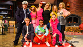 „Halbpension mit Schmitz XXL“ geht am 7. Juli in Sat.1 in die zweite Runde. Auf Ralf Schmitz und seine Stamm-Crew warten wieder prominente Gäste, die das Geschehen ordentlich aufmischen. Dieses Mal sind Sarah Engels, Rebecca Mir und Martin Klempnow mit von der Partie. (Foto: Sat.1/Willi Weber)