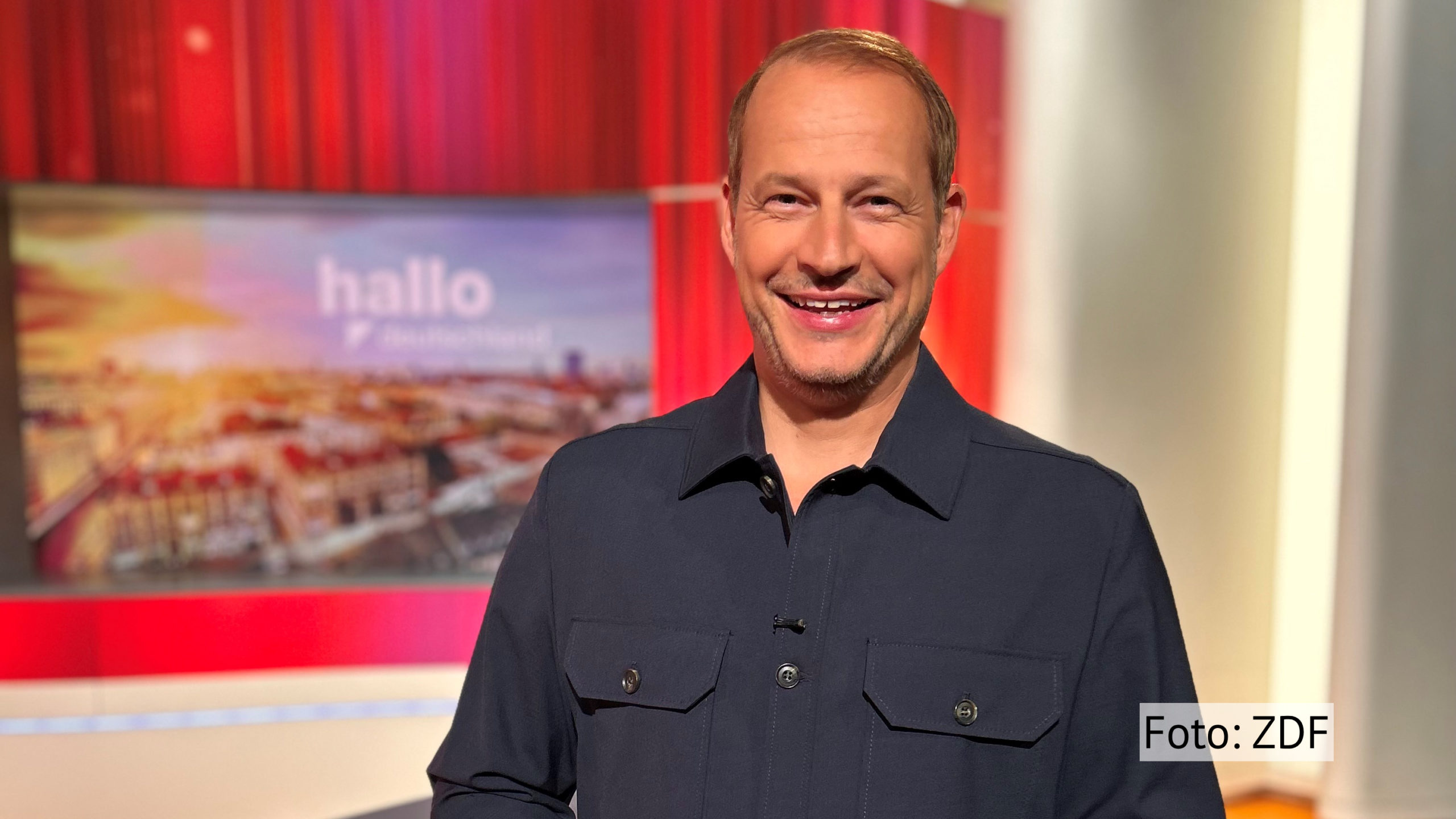 Seit dem 2. Oktober gibt’s im ZDF immer montags bis freitags mehr Sendezeit für „hallo deutschland“. Das Boulevard- und Newsmagazin mit Lissy Ishag und Tim Niedernolte wurde mit dem Wegfall von „Leute heute“ täglich um 15 Minuten verlängert. (Foto: ZDF)