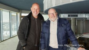 Frank Rosin und Marek N. Riegger CEO der RIMC Hotels & Resorts Group, arbeiten künftig in Hamburg zusammen. Der Sternekoch wird gastronomischer Berater und Namenspate des dreistöckigen Bar-Restaurant-Betriebs „Karo&Paul“ im aufgestockten Bunker auf St. Pauli. (Foto: RIMC/Caren Detje)