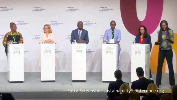 Zwei Tage lang wird bei der Hamburg Sustainability Conference über die unterschiedlichsten Aspekte des Themas Nachhaltigkeit und die damit verbundenen Herausforderungen diskutiert. Liz Shoo und weitere Moderatoren führen durch insgesamt mehr als 60 Sessions mit namhaften Speakern.Screenshot01_sustainability-conference.org_