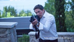 Mit der Folge „Mord am Mittelmeer“ geht die schwedisch-deutsche Thriller-Serie „Hamilton – Undercover in Stockholm“ ab dem heutigen 12. Dezember in ihre zweite Staffel. Das ZDF zeigt jeweils am späten Montagabend vier neue Episoden mit Jakob Oftebro in der Titelrolle als Agent Carl Hamilton. (Foto: ZDF/Johannes Andersson)