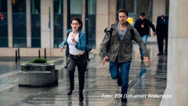 In der Titelrolle als Geheimagent „Hamilton“ muss Jakob Oftebro am 9. Januar im ZDF den Mord an einem Mitarbeiter eines Ölkonzerns aufklären. Was haben Bloggerin Ina und die Umweltaktivisten der „Green Army“ damit zu tun? Die zweite Staffel der Thriller-Serie kommt damit zum Abschluss. (Foto: ZDF/Johannes Andersson)