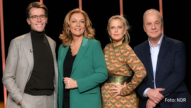 Heute ist der Hauptspendentag der NDR-Benefizaktion „Hand in Hand für Norddeutschland“. Themenpatin Judith Rakers hat diverse Projekte der Aktionspartner besucht. Zum Finale gibt’s eine Spezialausgabe der „NDR Talk Show“ mit Johannes Wimmer, Bettina Tietjen, Barbara Schöneberger und Hubertus Meyer-Burckhardt. (Foto: NDR)