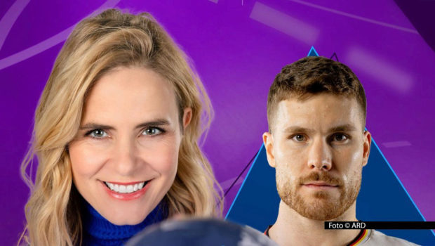 Die ARD setzt zur Handball-Europameisterschaft 2026 wieder auf den zur WM im Vorjahr erfolgreich eingeführten Podcast „Handball auf die 1“. Moderatorin Stephanie Müller-Spirra führt täglich durch das Geschehen. Vor dem Auftaktspiel am 15. Januar ist DHB-Kapitän Johannes Golla zu Gast. Foto © ARD