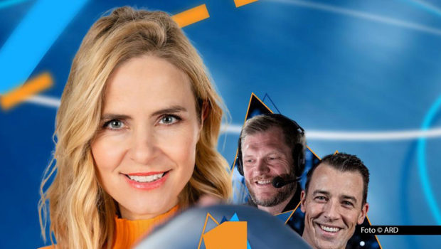 Zur Handball-WM hat die ARD erfolgreich den täglichen Podcast „Handball auf die 1“ an den Start gebracht. In der Folge am 21. Januar blickt Host Stephanie Müller-Spirra mit den Experten Jogi Bitter und Dominik Klein auf das anstehende Topspiel zwischen Deutschland und Top-Favorit Dänemark. (Foto: ARD)