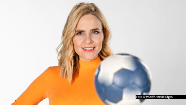 Die Handball-WM der Männer, die am 14. Januar in Dänemark startet, begleitet die ARD mit dem täglich aktualisierten „Sportschau“-Podcast „Handball auf die 1“. Durch das Format führt Moderatorin Stephanie Müller-Spirra. Als Experten sind die Weltmeister Dominik Klein und Johannes Bitter mit dabei. (Foto: WDR/Annette Etges)