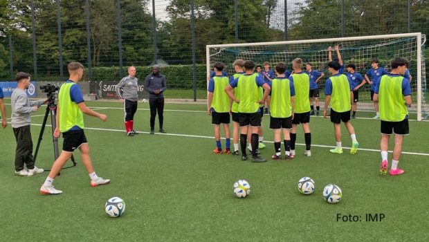 Social-Media-Star Hans Sarpei ist zurück auf dem Trainingsplatz. Die ersten Folgen seiner neuen Web-Show „Sarpei Football – The Ultimate Soccer Coach“ sind jetzt bei Youtube abrufbar. Darin trainiert der ehemalige Profi mit Amateurfußballern und zeigt Übungen, die jeder leicht nachmachen kann. (Foto: IMP)
