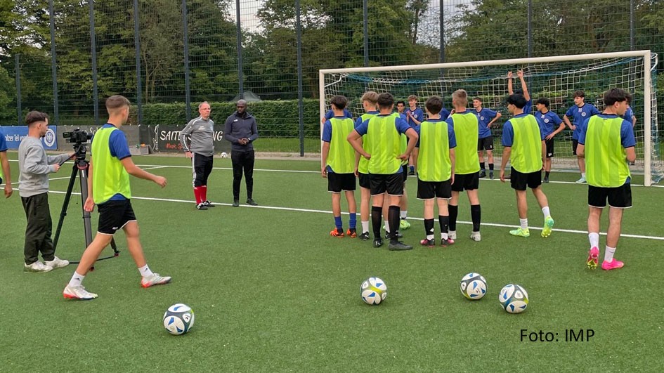 Social-Media-Star Hans Sarpei ist zurück auf dem Trainingsplatz. Die ersten Folgen seiner neuen Web-Show „Sarpei Football – The Ultimate Soccer Coach“ sind jetzt bei Youtube abrufbar. Darin trainiert der ehemalige Profi mit Amateurfußballern und zeigt Übungen, die jeder leicht nachmachen kann. (Foto: IMP)