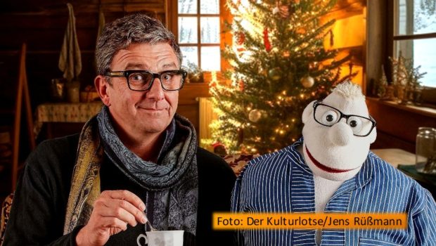 Ab dem 5. Dezember reist Schauspieler und Moderator Hans Sigl durch Deutschland, um in unterschiedlichen weihnachtlichen Bühnenprogrammen aufzutreten. In Hannover und Hamburg kommt es dabei zum amüsanten Schlagabtausch mit einem norddeutschen Original – der Puppe Werner Momsen. (Foto: Der Kulturlotse/Jens Rüßmann)