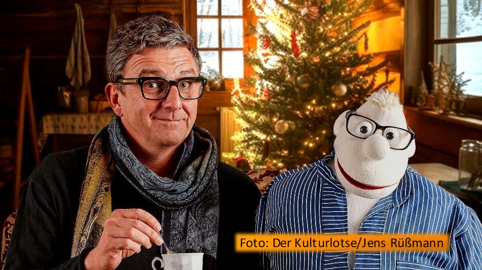 Ab dem 5. Dezember reist Schauspieler und Moderator Hans Sigl durch Deutschland, um in unterschiedlichen weihnachtlichen Bühnenprogrammen aufzutreten. In Hannover und Hamburg kommt es dabei zum amüsanten Schlagabtausch mit einem norddeutschen Original – der Puppe Werner Momsen. (Foto: Der Kulturlotse/Jens Rüßmann)