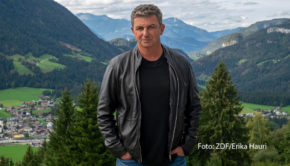 In der neuesten Ausgabe der ARD-Sendung „Kurzstrecke“ reist Pierre M. Krause nach Bayern. Am Ammersee trifft er den Schauspieler und Entertainer Hans Sigl und begleitet ihn einen ganzen Tag lang durch seinen Alltag. Der Zweiteiler steht in der ARD-Mediathek zum Streamen bereit. (Foto: ZDF/Erika Hauri)