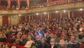Am 5. Dezember startete die weihnachtliche Lesetour von Schauspieler und Moderator Hans Sigl im Stadttheater Fürth. Unter dem Titel „Weihnachten liegt in der Luft“ hatten die Besucherinnen und Besucher viel Freude an Gedichten, Geschichten, Anekdoten und traditioneller Musik. (Foto: smalltalk/L. Rothländer)