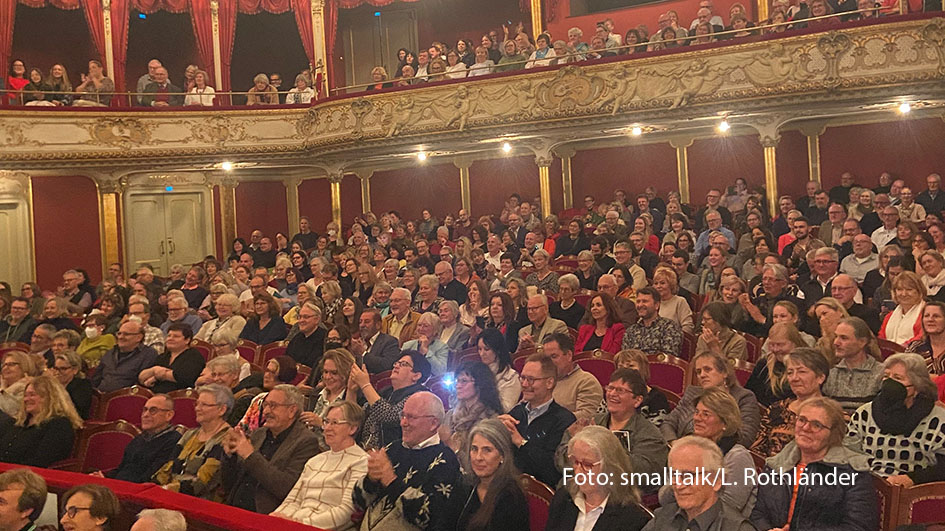 Am 5. Dezember startete die weihnachtliche Lesetour von Schauspieler und Moderator Hans Sigl im Stadttheater Fürth. Unter dem Titel „Weihnachten liegt in der Luft“ hatten die Besucherinnen und Besucher viel Freude an Gedichten, Geschichten, Anekdoten und traditioneller Musik. (Foto: smalltalk/L. Rothländer)